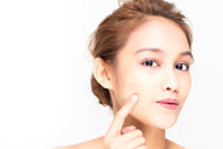 就活写真のメイクに適したリキッドチークの塗り方を教えます。色や位置も解説します10