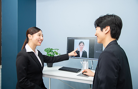 カメラマンと女子就活生が証明写真用の撮影データ無料を行う写真