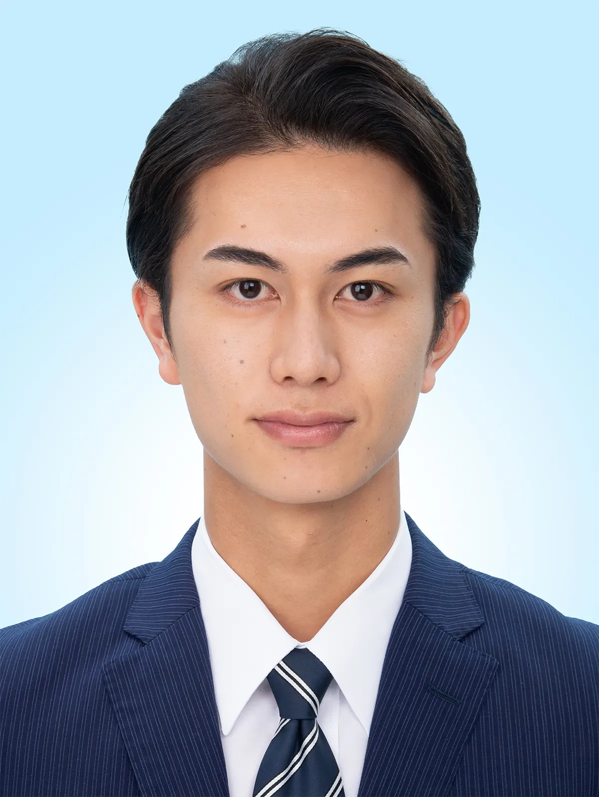 プロのヘアメイクがメイクして撮影指導をした男性の証明写真