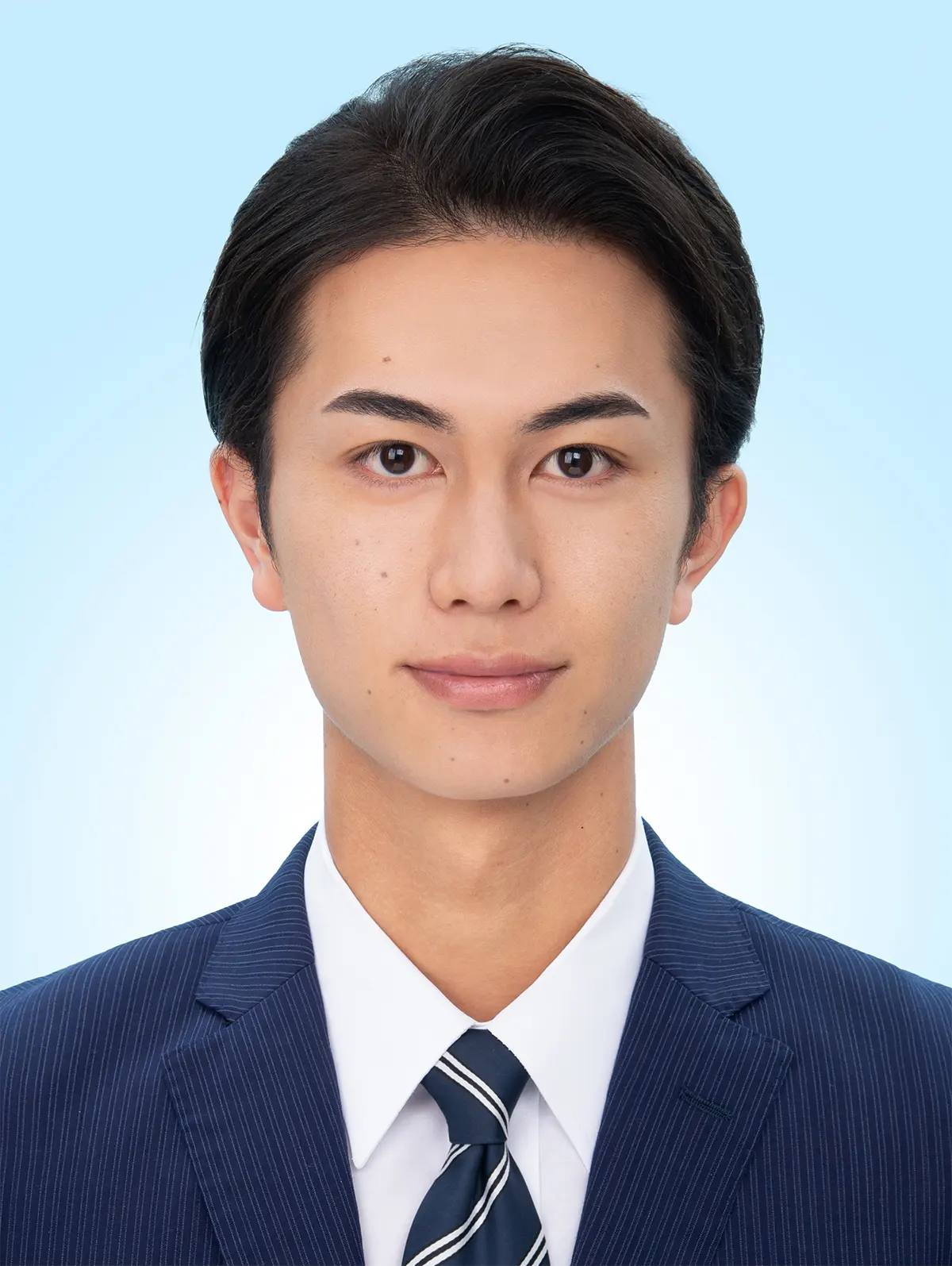 プロのヘアメイクとカメラマンが撮影した男子の就活写真アフター