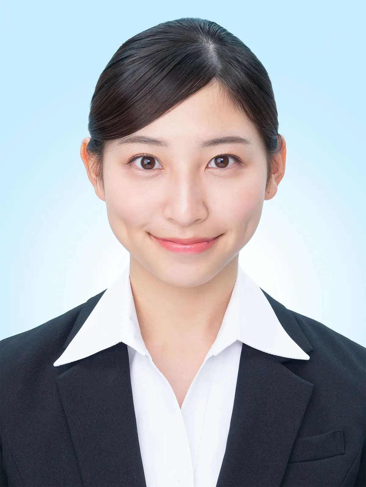 プロのヘアメイクがメイクして撮影指導をした女性の証明写真