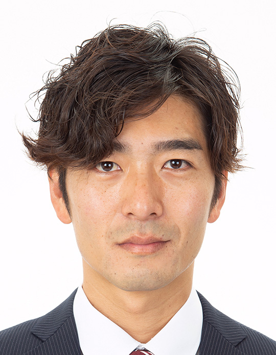 男性のパスポート写真のビフォー