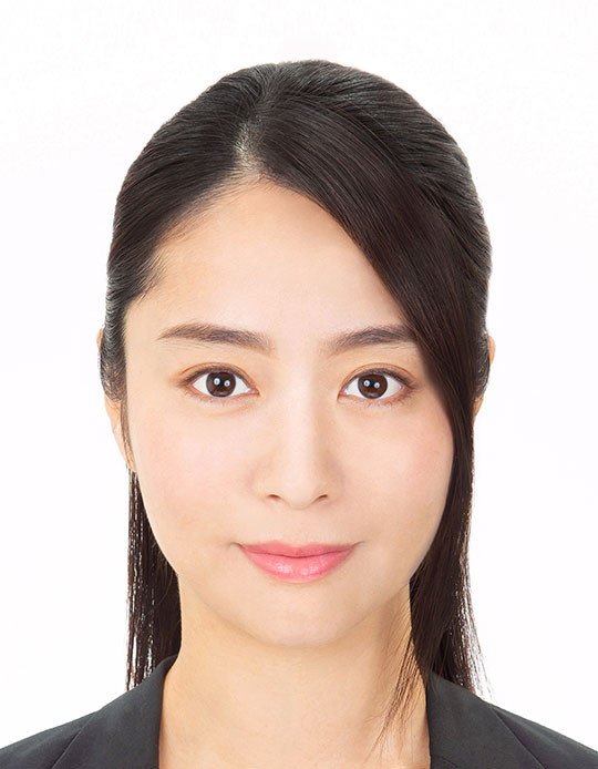 プロのヘアメイクとカメラマンが撮影した女性のパスポート写真アフター