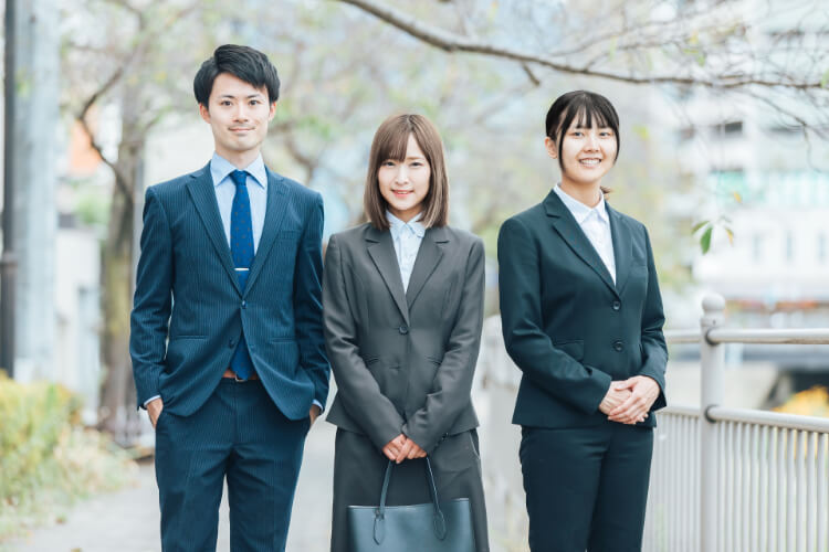 就活の証明写真の服装は「スーツ」がおすすめ!プロが男女別に解説アイキャッチ
