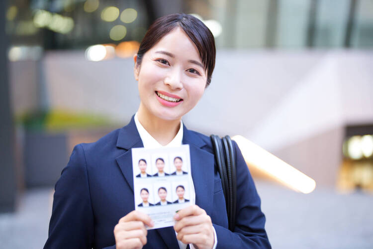 女性必見!転職に役立つ「証明写真」の撮り方のコツを紹介!NG例も6