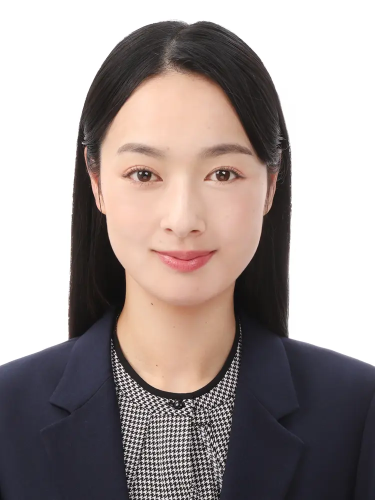 スタジオインディで撮影された20代女性のブラウス着用の転職用証明写真例