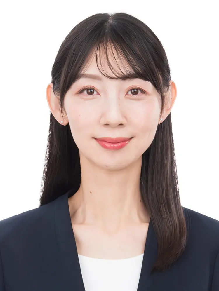 スタジオインディで撮影された30代女性のブラウス着用の転職用証明写真例