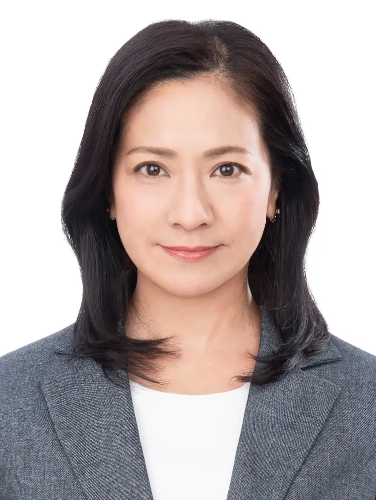 スタジオインディで撮影された40代女性のブラウス着用の転職用証明写真例